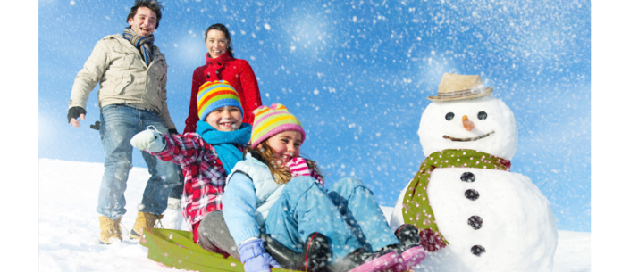 Familie beim Schlittenfahren_gr