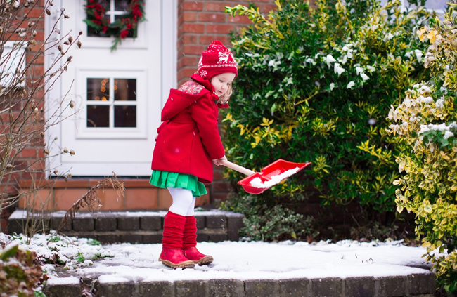 Kind beim Schneeschippen_kl